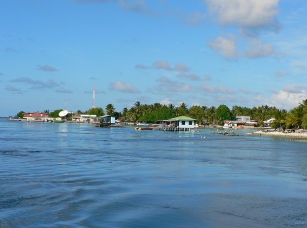 75- Le village Niutahi dans la passe Pakaka en quittant Apataki 